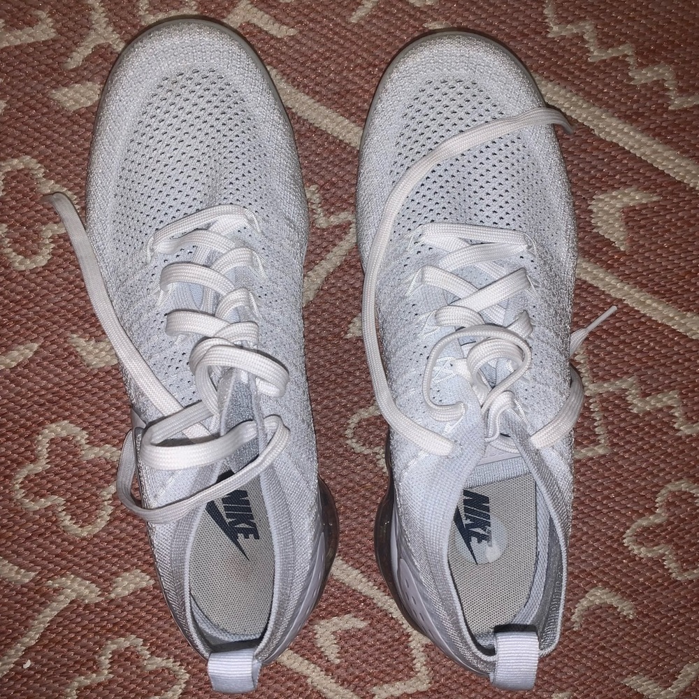 white vapor max, worn once and in great condition!
